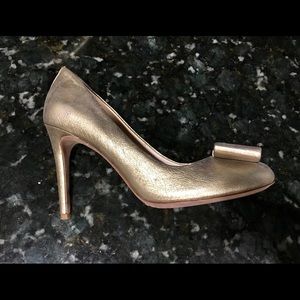 New Tory Burch distressed gold leather pumps